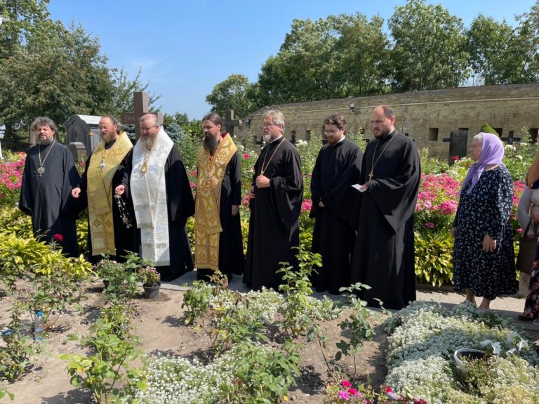 Подробнее о статье Киев. Архипастыри Луганщины совершили заупокойное богослужение на месте упокоения митрополита Митрофана