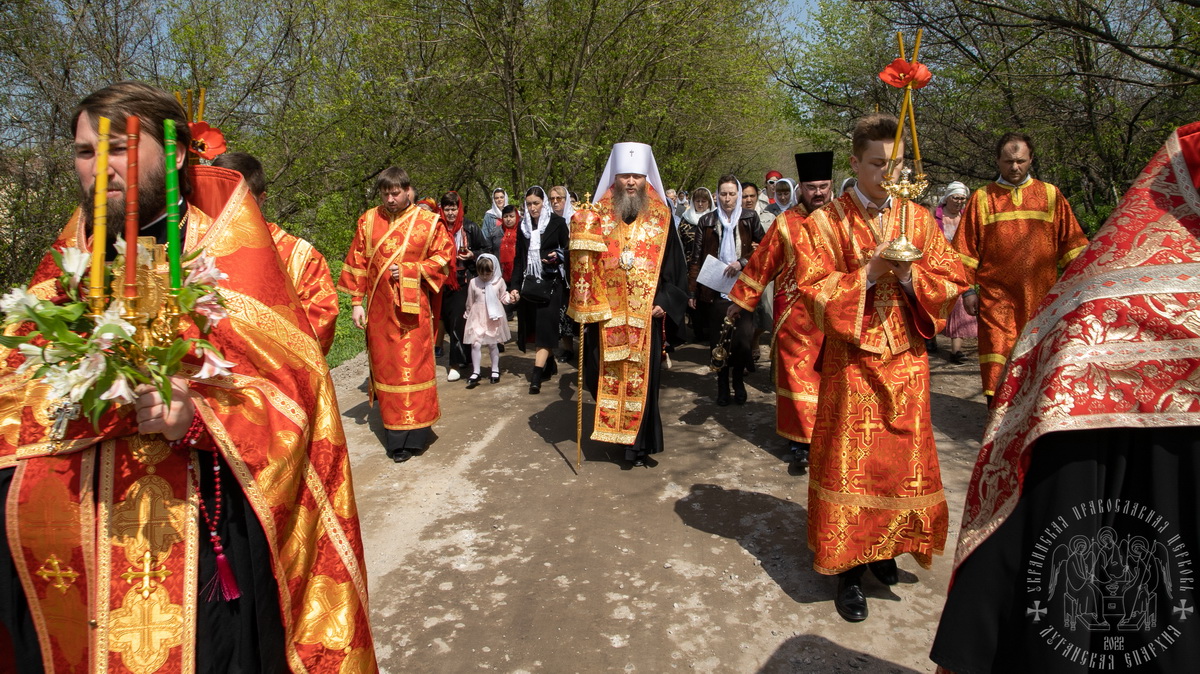 Подробнее о статье Перевальск. Митрополит Пантелеимон возглавил Пасхальные торжества в Алчевском благочинии