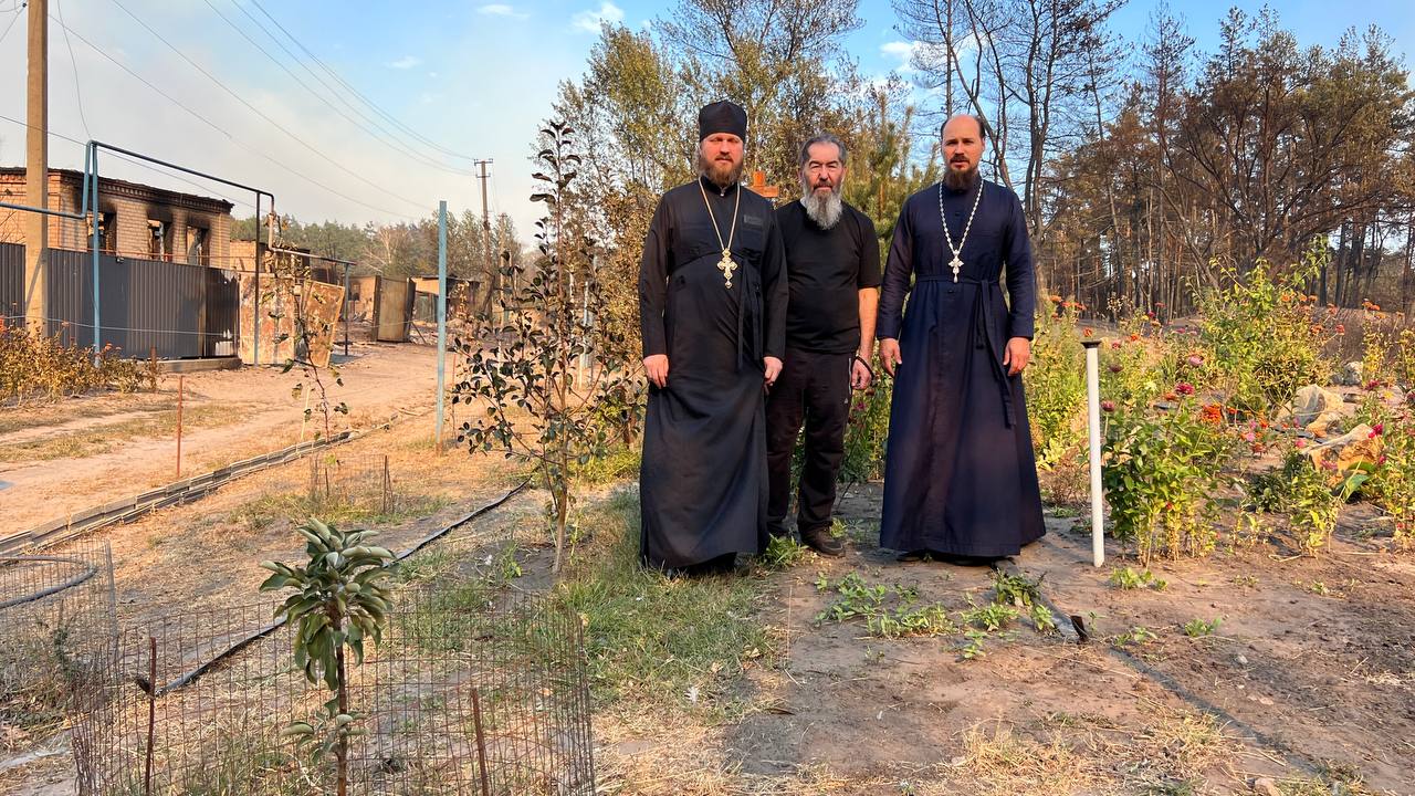 Священнослужители оказывают помощь пострадавшим от пожаров Священнослужители оказывают помощь пострадавшим от пожаров