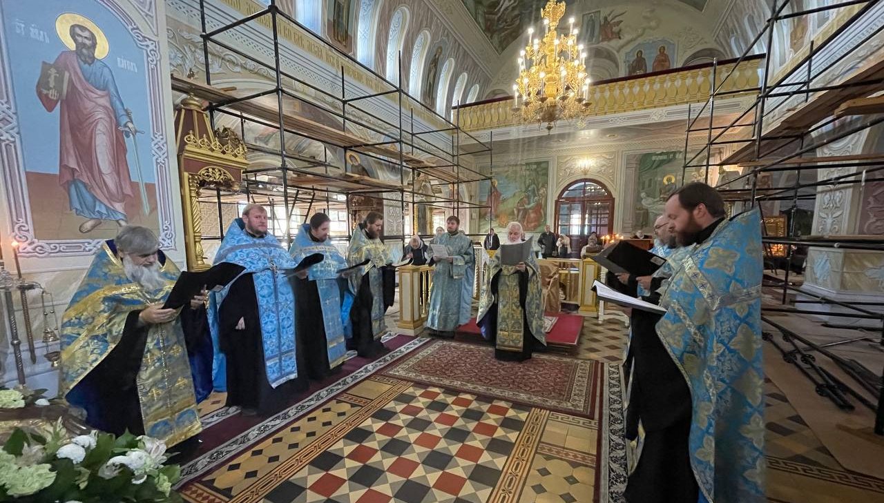 Луганск. Молебен с акафистом у Луганской иконы Божией Матери Луганск. Молебен с акафистом у Луганской иконы Божией Матери