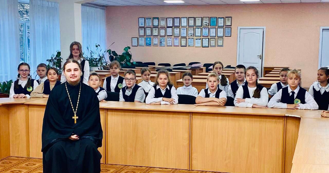 Луганск. Священнослужитель провел беседу с учащимися начальных классов Луганск. Священнослужитель провел беседу с учащимися начальных классов