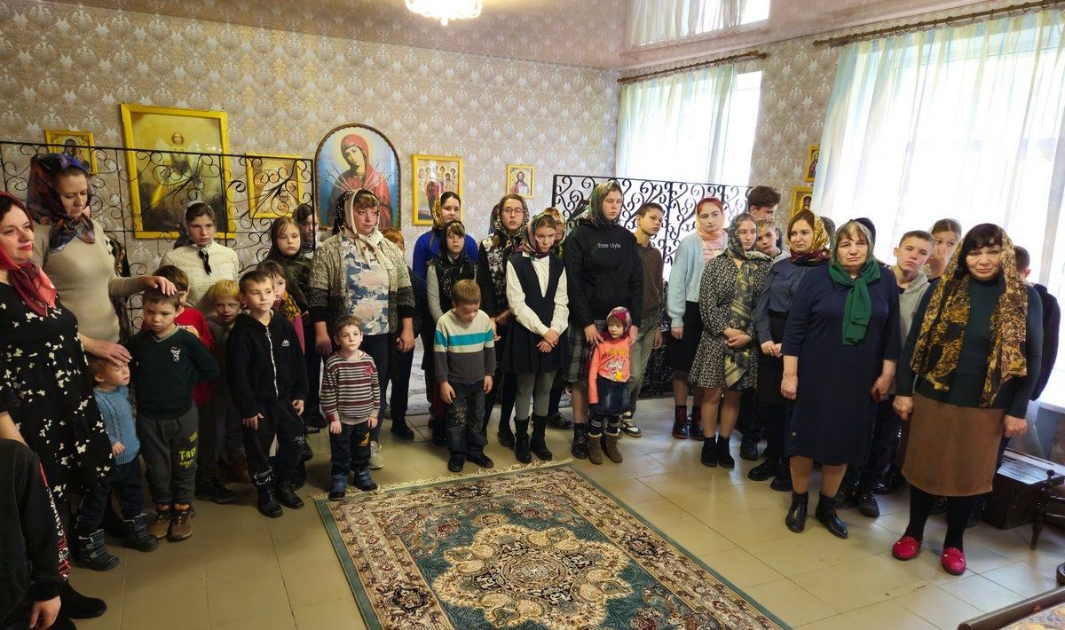 В молитвенной комнате при Перевальской школе-интернате была совершена первая Божественная литургия В молитвенной комнате при Перевальской школе-интернате была совершена первая Божественная литургия