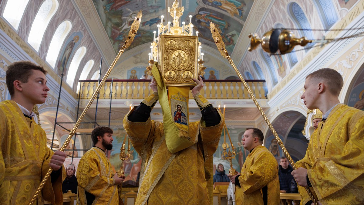 Луганск. Митрополит Пантелеимон совершил воскресное богослужение в кафедральном соборе Луганск. Митрополит Пантелеимон совершил воскресное богослужение в кафедральном соборе