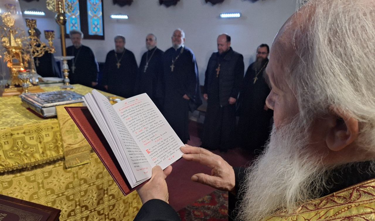 Луганск. Духовенство центрального округа приступило к исповеди Луганск. Духовенство центрального округа приступило к исповеди