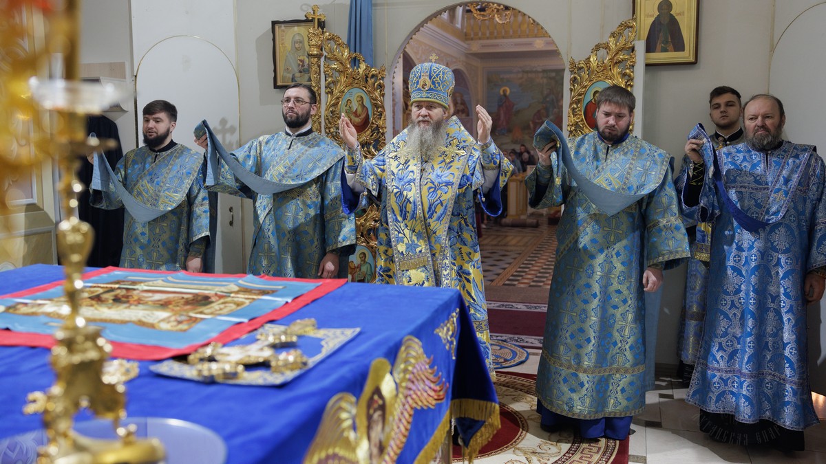 Луганск. Митрополит Пантелеимон совершил богослужение праздника Введения во храм Пресвятой Богородицы Луганск. Митрополит Пантелеимон совершил богослужение праздника Введения во храм Пресвятой Богородицы