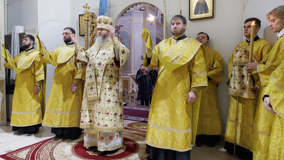 Луганск. Митрополит Пантелеимон совершил воскресное богослужение в кафедральном соборе Луганск. Митрополит Пантелеимон совершил воскресное богослужение в кафедральном соборе