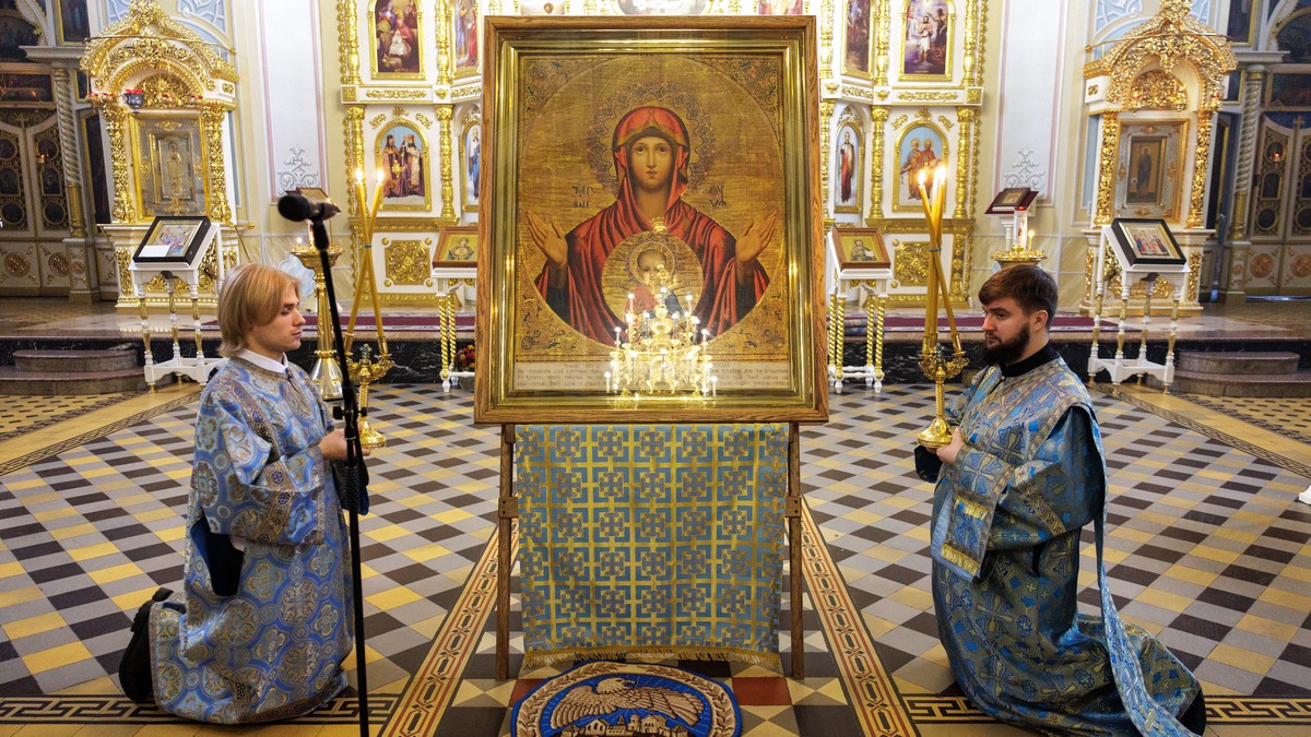 Луганск. В кафедральном соборе встретили икону Божией Матери «Знамение» Серафимо-Понетаевскую Луганск. В кафедральном соборе встретили икону Божией Матери «Знамение» Серафимо-Понетаевскую