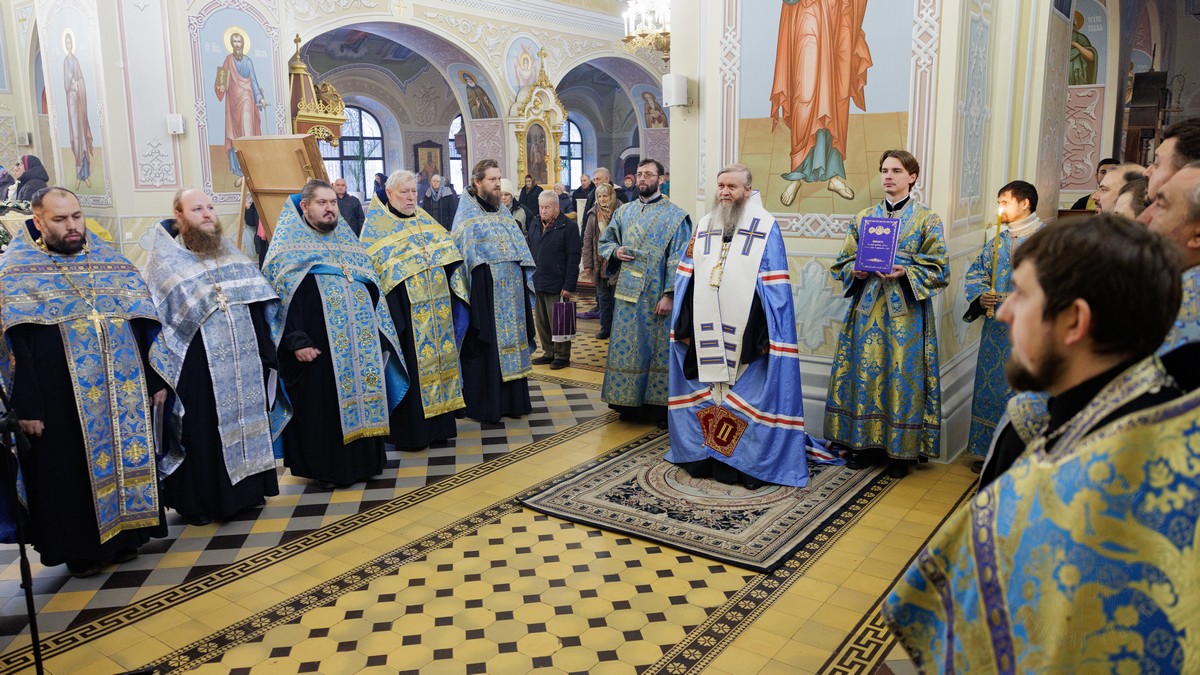 Луганск. Митрополит Пантелеимон совершил молебен с акафистом у Луганской иконы Божией Матери Луганск. Митрополит Пантелеимон совершил молебен с акафистом у Луганской иконы Божией Матери