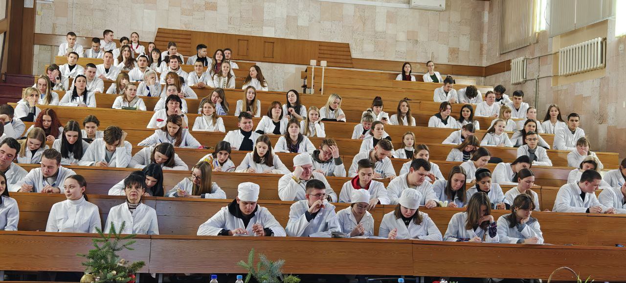 Священник провел воспитательную беседу со студентами Фармакологического факультета Священник провел воспитательную беседу со студентами Фармакологического факультета